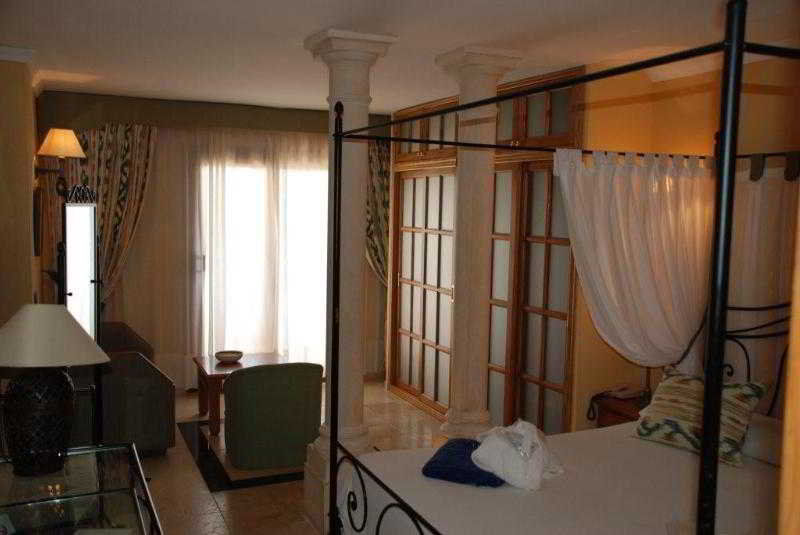 Hotel Petit Cala Fornells Peguera Extérieur photo